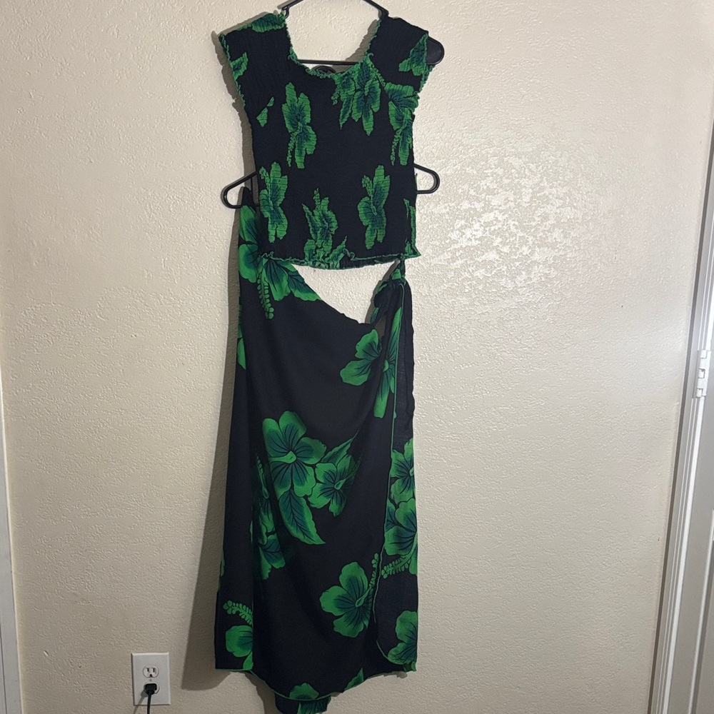 2 pcs Floral Black and Green Women's Skirt & Top from Hawaii